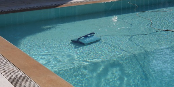 Mejores limpiafondos de piscinas para el próximo verano